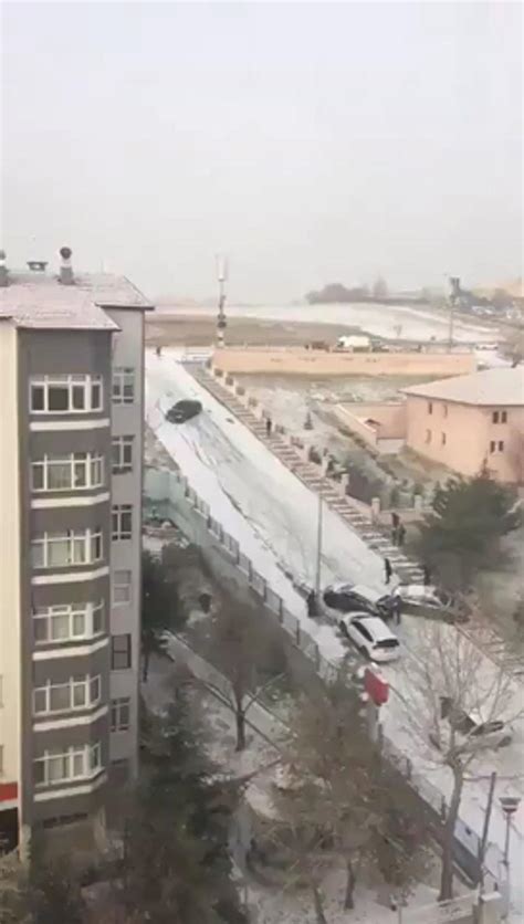 A­n­k­a­r­a­­d­a­ ­E­t­k­i­l­i­ ­O­l­a­n­ ­K­a­r­ ­Y­a­ğ­ı­ş­ı­n­ı­n­ ­A­r­d­ı­n­d­a­n­ ­Y­o­l­l­a­r­ ­B­u­z­ ­P­i­s­t­i­n­e­ ­D­ö­n­d­ü­,­ ­A­r­a­ç­l­a­r­ ­K­a­z­a­ ­Y­a­p­t­ı­